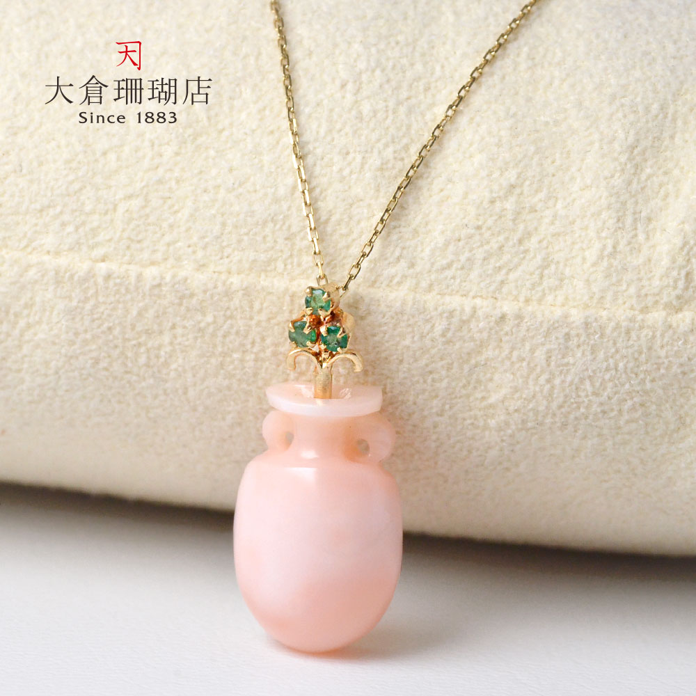 ミッド珊瑚 ペンダント トップ ヘッド さんご サンゴ エメラルド K18 18金 ホワイトピンク 花瓶 花 彫刻 天然石 ユキコ オオクラ ブランド レディース ジュエリー 送料無料 3月誕生石 本珊瑚