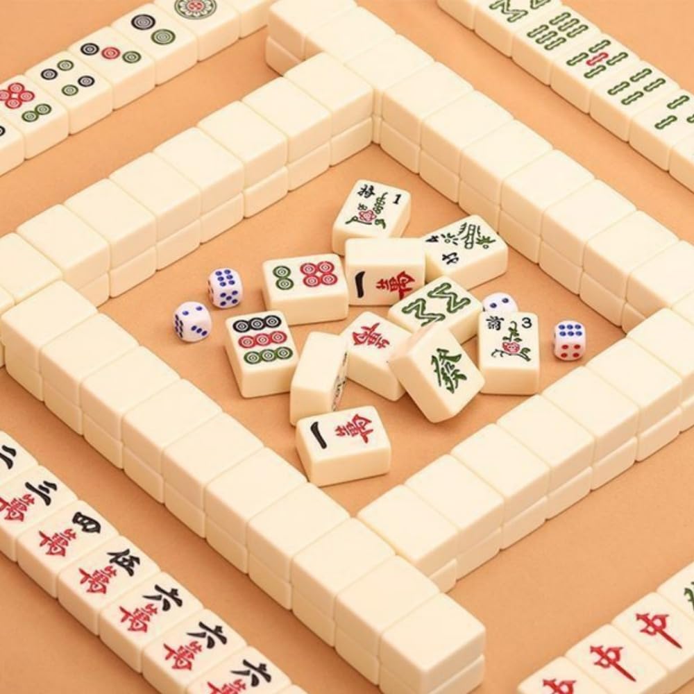 この中国麻雀ゲームセットには、牌144枚とサイコロ2個が含まれています。 サイコロ付き麻雀初心者セット 丈夫で耐久性のある素材を使用し、精巧な職人技と透明な質感が特徴です。テーブルゲーム、持ち運びに便｜ゆめのマルシェ企画