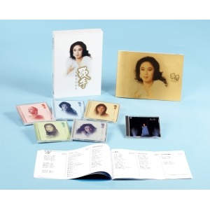 歌手 ちあきなおみ 【CD5枚組】 特典DVD1枚 特製カートンボックス整理 収納 別冊写真集歌詞ブックレット 〔ミュージック 音楽〕 感動の未公開ライブ映像と美しい赤い花を収めた特典付き音楽CDセット ちあきなおみの魅力が詰まった5枚組 特典DVD1枚と特製カートンボックスに