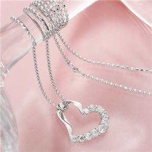 K18WG 0.3ctハートダイヤモンドペンダント/ネックレス 愛を象徴する輝き、18金ホワイトゴールドの0.3ctハートダイヤモンドペンダント 華やかな輝きが胸元を彩り、あなたの魅力を一層引き立てます 永遠の愛を誓う証として、心を込めて贈りませんか