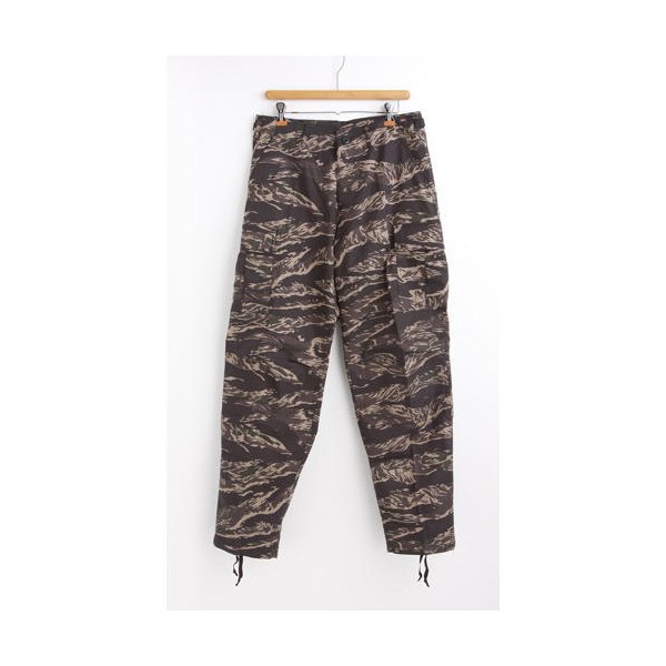 アメリカ軍 BDU カーゴパンツ Sサイズ ブラック タイガー リップストップ YN521007 レプリカ ミリタリーパンツ 軍モノ 迷彩服 黒 究極の戦闘パンツ、Sサイズの頑丈なミリタリーパンツ ブラックタイガーの迷彩柄でカッコ良さを演出 本物のような質感と機能性を実現 必須アイ