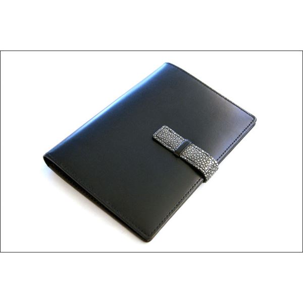 Colore Borsa（コローレボルサ） 旅行免状容れもの 黒いこと MG-005 黒 旅の共同作業者 黒いことなめし革の愛らしさ詰まった、旅する用旅行免状容れもの『靉靆たるナイト爵』 雅びやかなスティングレイ柄取りまかなうで旅を晴れ晴れしいに彩る 磨きあげるされた目論むと高性質な革原料品で安全性のあると好いたらしいさ