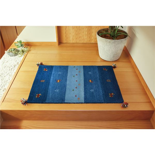 ラグマット じゅうたん カーペット 敷き物 絨毯 約45&times;75cm ブルー ウール100％ 保温性 調湿効果付き オールシーズン対応 ギャッベ リビング 青 羊毛の魔法が広がる、一年中使えるブルーのウールラグ 保温性と調湿効果で快適な空間を演出 リビングに最適なサイズで、オール｜夢の小屋