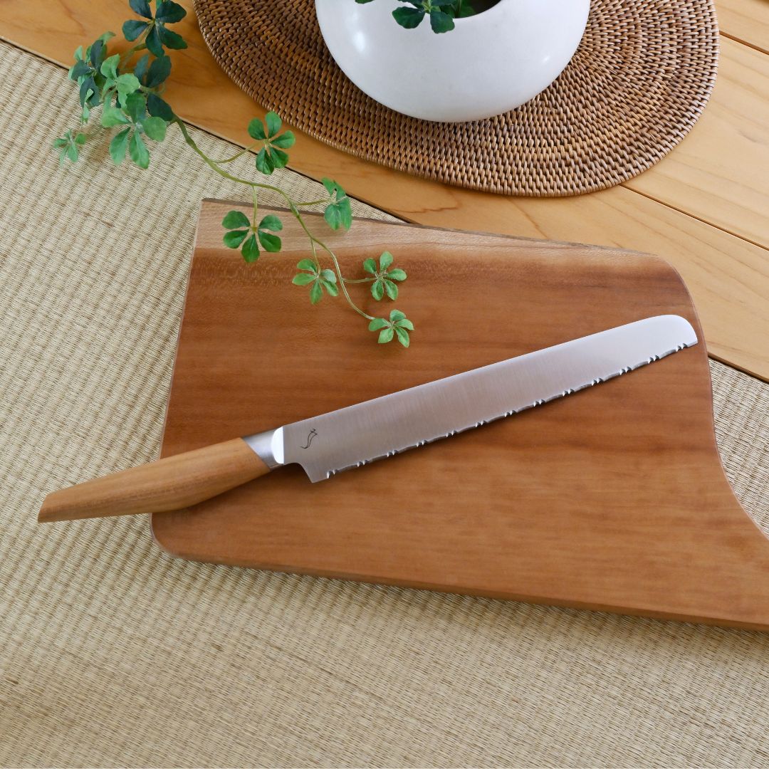 kasane パン切り包丁 【関の刃物】 ステンレス 木柄 軽量 高級 日本製 210mm(21cm) スミカマ 天然木 切れ味長持ち 使いやすい 女性向け ナチュラル シンプル モダン おしゃれ キッチン用品 食パン切りナイフ ブレッドナイフ スライサー かさね プレゼント 贈答用 ギフト