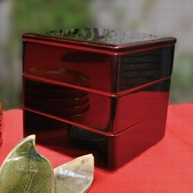 楽天市場】輪島塗 5.5寸3段重 溜内赤 松笠沈金 2〜3人用 迎春 お正月