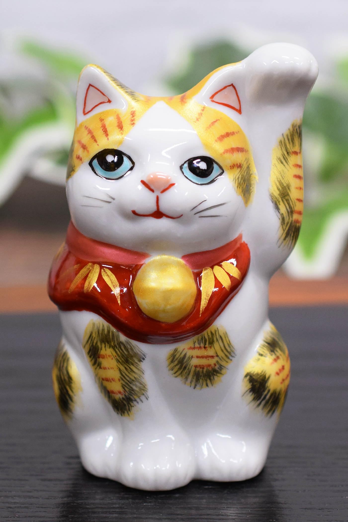 招き猫 飾りつけ 瀬戸もの 押し手招き猫 金彩三毛 室内装飾 小物 差し上げ物BOX遣りくち 専用紙九鼎大呂