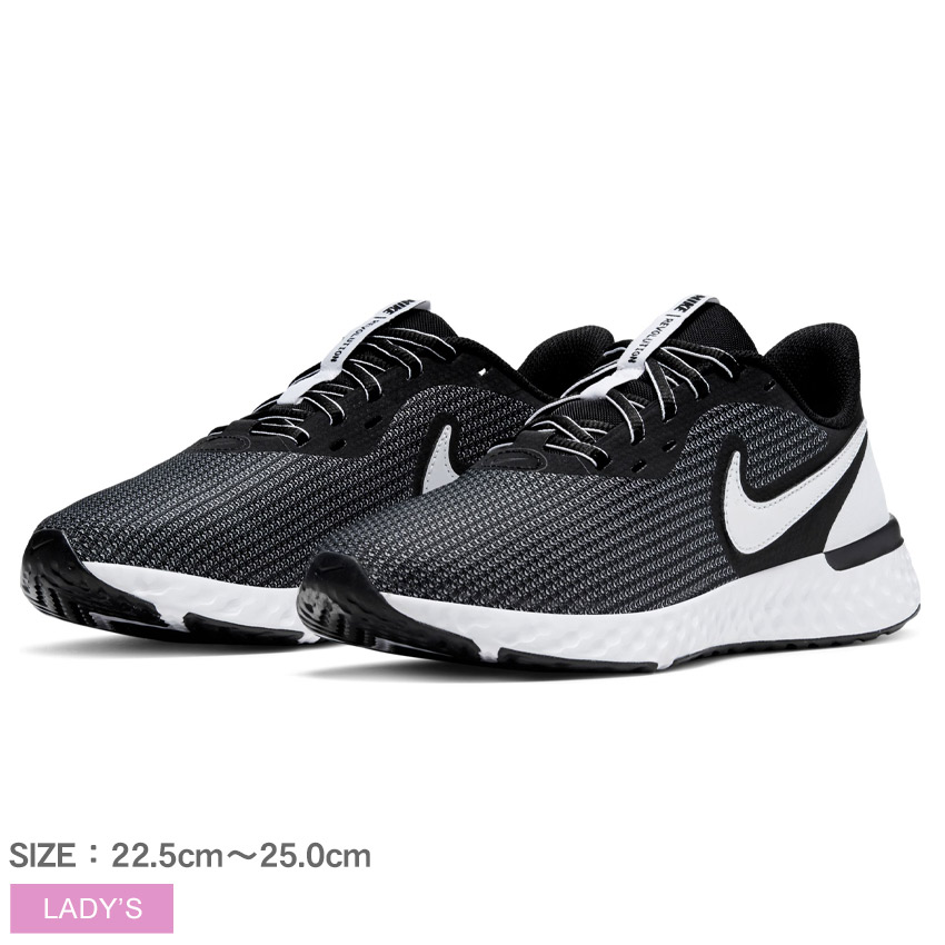 楽天市場 クーポンで50円引き ナイキ ランニングシューズ レディース レボリューション 5 Ext Nike Revolution 5 Ext Cz8590 シューズ 靴 ブランド カジュアル スポーツ ストリート 運動 通学 通勤 ジョギング マラソン ランニング 軽量 通気性 黒 ブラック 白