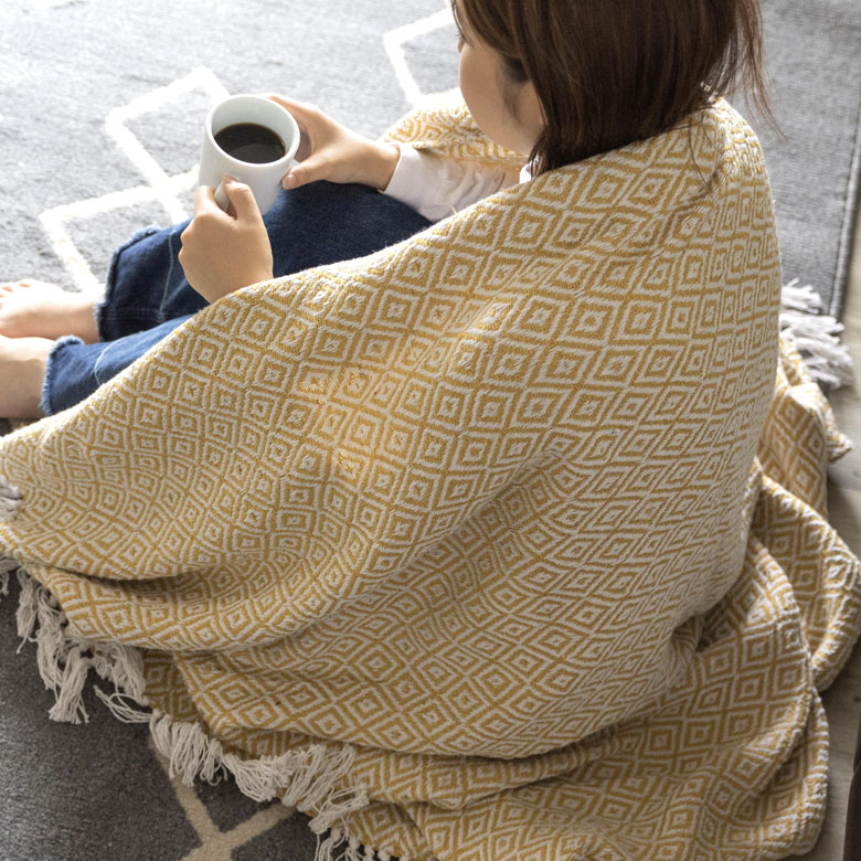 【オフィスでの冷房対策】効きすぎるエアコンに!天然素材のブランケットのおすすめは?
