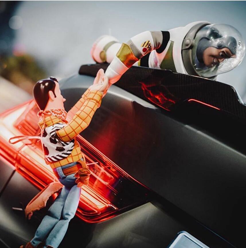 トイストーリーウッディバズ 車ぶら下がり人形 ヘルメット付き 車外装用品 車人形 バイクのアクセサリー 車の装飾 プレゼント ギフト画像