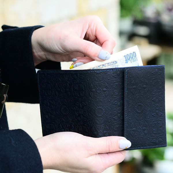 財布 レディース 二つ折り 二つ折り 本革 Hirameki ヒラメキ Morris ヒラメキ モリス 二つ折り財布 本革 ブランド 型押し レディース コンパクト 花 雑貨 北欧 雑貨ショップドットコムboxタイプの小銭入れが使いやすい二つ折りのお財布 本革の奥深いオイルドレザー