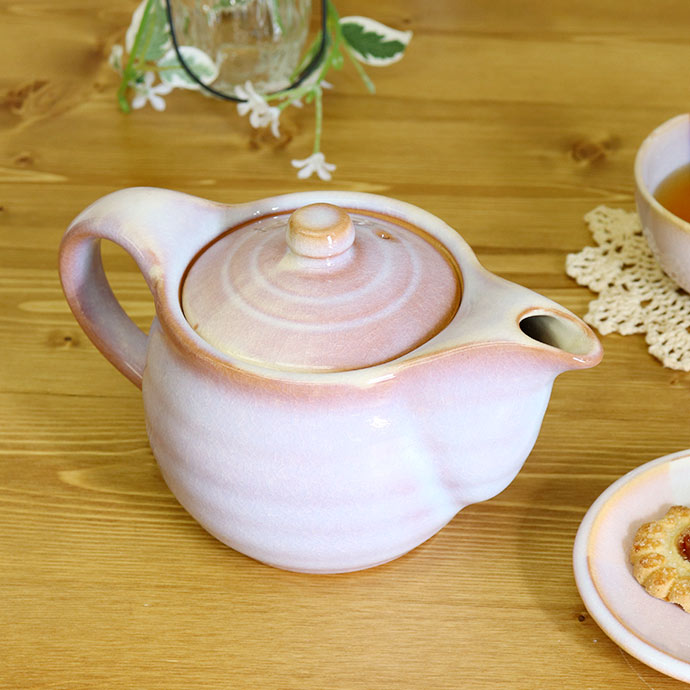 【1個】食器　萩焼ポット急須パープル　480ml　ポット急須　60代　茶こし付き　ピンク　母の日　パステル　陶器　食器　ティーポット　かわいい　プレゼント　萩焼　ギフト　国産　50代　70代　紫　贈り物　陶製　お茶　淡い　早割　おしゃれ　日本製　実用的
