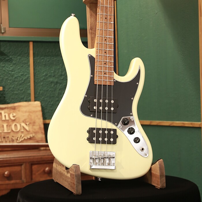 Balaguer Guitars バラゲール・ギターズ エレキベース The Goliath Select, Satin Vintage White ホワイト|ZEMAITIS GRECO OSAKA SHOWROOM