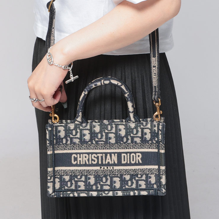 【DIOR】☆ビーチの刺繍が涼しげ☆ トートバッグ Dior Souvenir 海モチーフの刺繍が上品☆】Dior Book Tote バッグ ミディアム