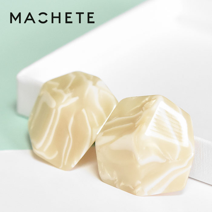 【待望の最新作】≪MACHETE≫ マシェット ベージュ アイボリー マーブル 幾何学カッティング ボリューム スタッズ ピアス Sculpture Studs (Ivory) レディース ギフト ラッピング|ZUTTOHOLIC