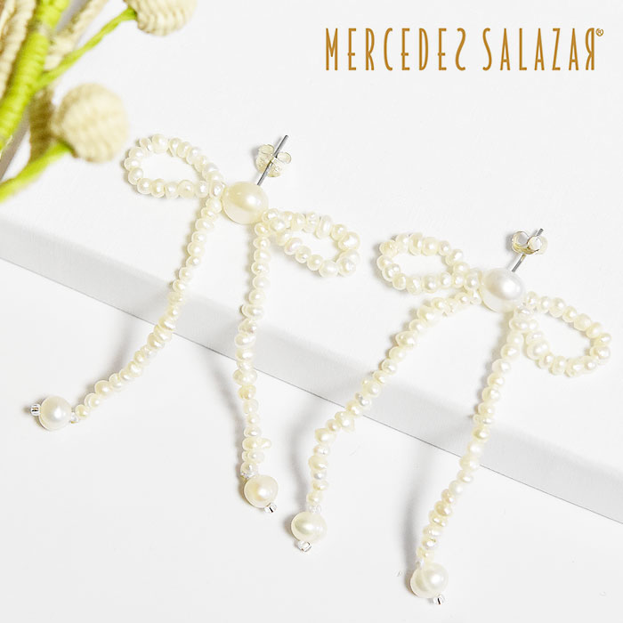 【CLASSY 雑誌掲載】【待望の最新作】≪MERCEDES SALAZAR≫ メルセデス サラザール リボン 真珠 パール ピアス バレエコア Pearl Bow Earrings (Gold) レディース