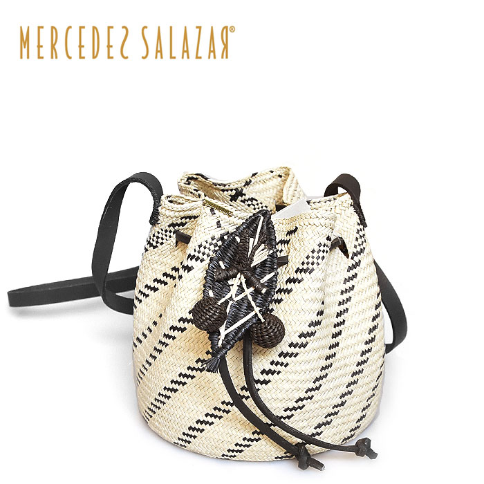 ≪MERCEDES SALAZAR≫ メルセデス サラザール カゴバッグ かご モノトーン ブラック ストライプ ライン リーフ チャーム 巾着 丸底 バケツ 小ぶり ショルダー バッグ ポシェット