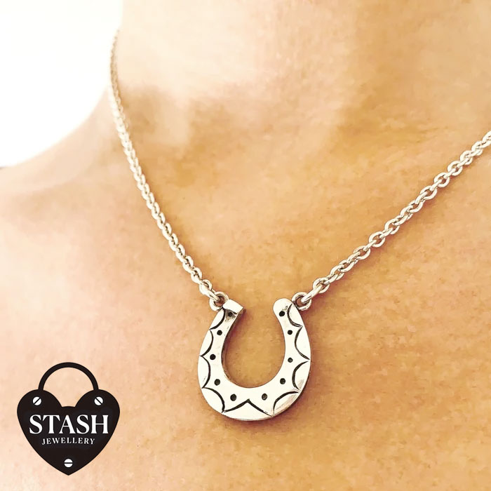 【待望の最新作】≪STASH JEWELLERY≫ スタッシュジュエリー 手彫り ホースシュー 馬蹄 シルバー ネックレス ラッキーモチーフ ネイティブ SV925 Horseshoe Necklace (Silver) レディース ギフト ラッピング|ZUTTOHOLIC